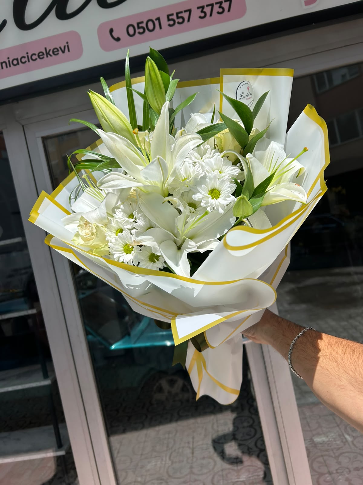 Premium İthal Beyaz Gül, Beyaz Papatya & Lilyum Buketi