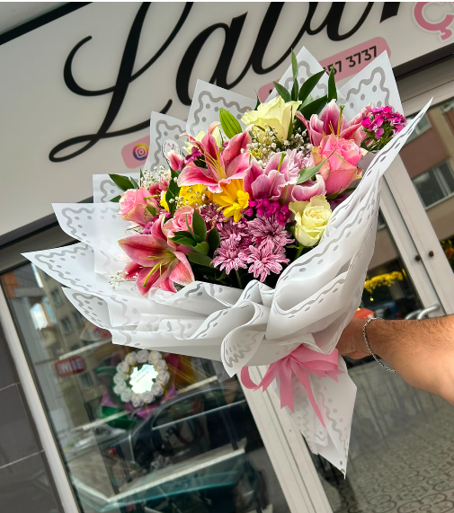 Premium İthal Lilyum, Papatyalar, Mevsim Çiçekleri, Pembe & Beyaz Güller Buketi