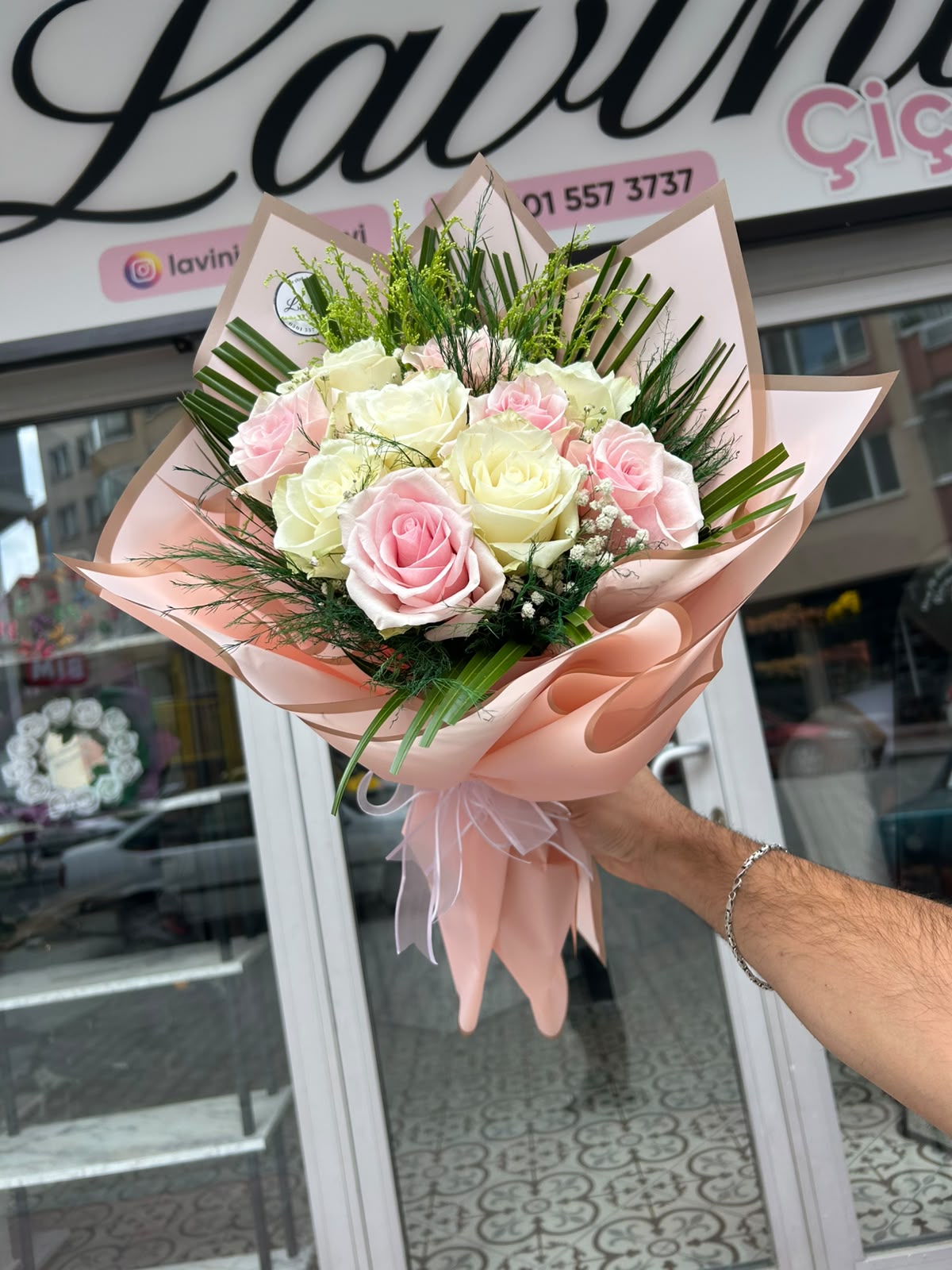 İthal Pembe & Beyaz 10'lu Gül Buketi