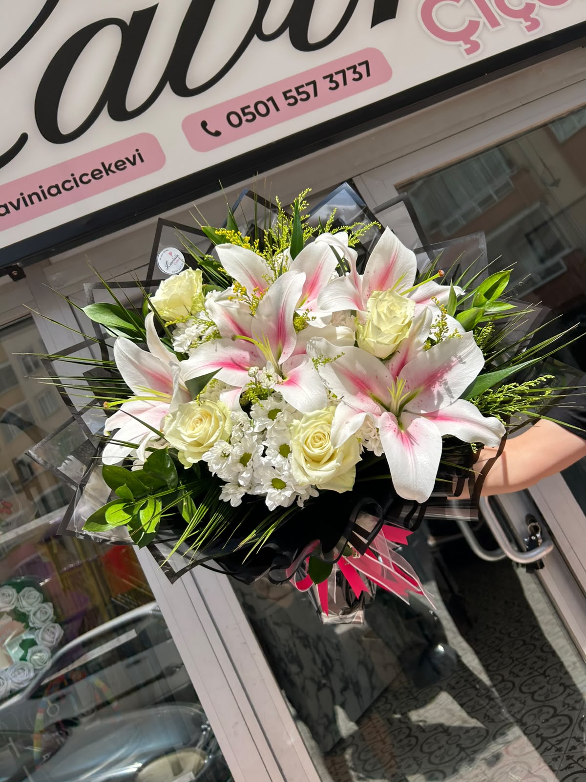Deluxe İthal Lilyum, Papatya & Beyaz Gül Buketi