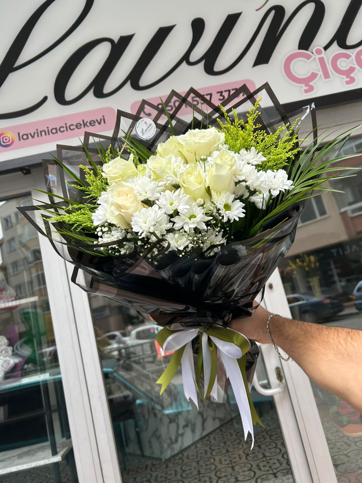 Premium İthal Beyaz Gül & Beyaz Papatya Buketi