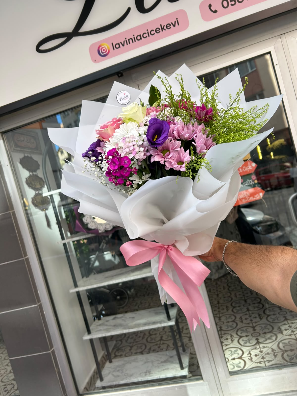 Pembe, Beyaz Gül & Karışık Çiçekler Buketi