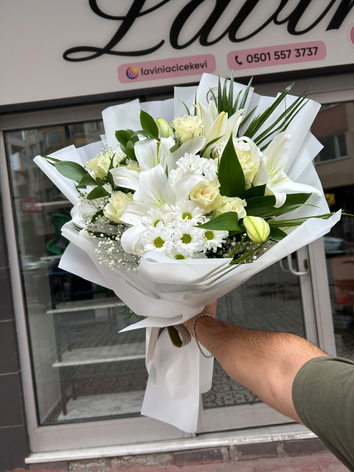 Deluxe İthal 10 Adet Beyaz Gül, Lilyum & Papatya Buketi